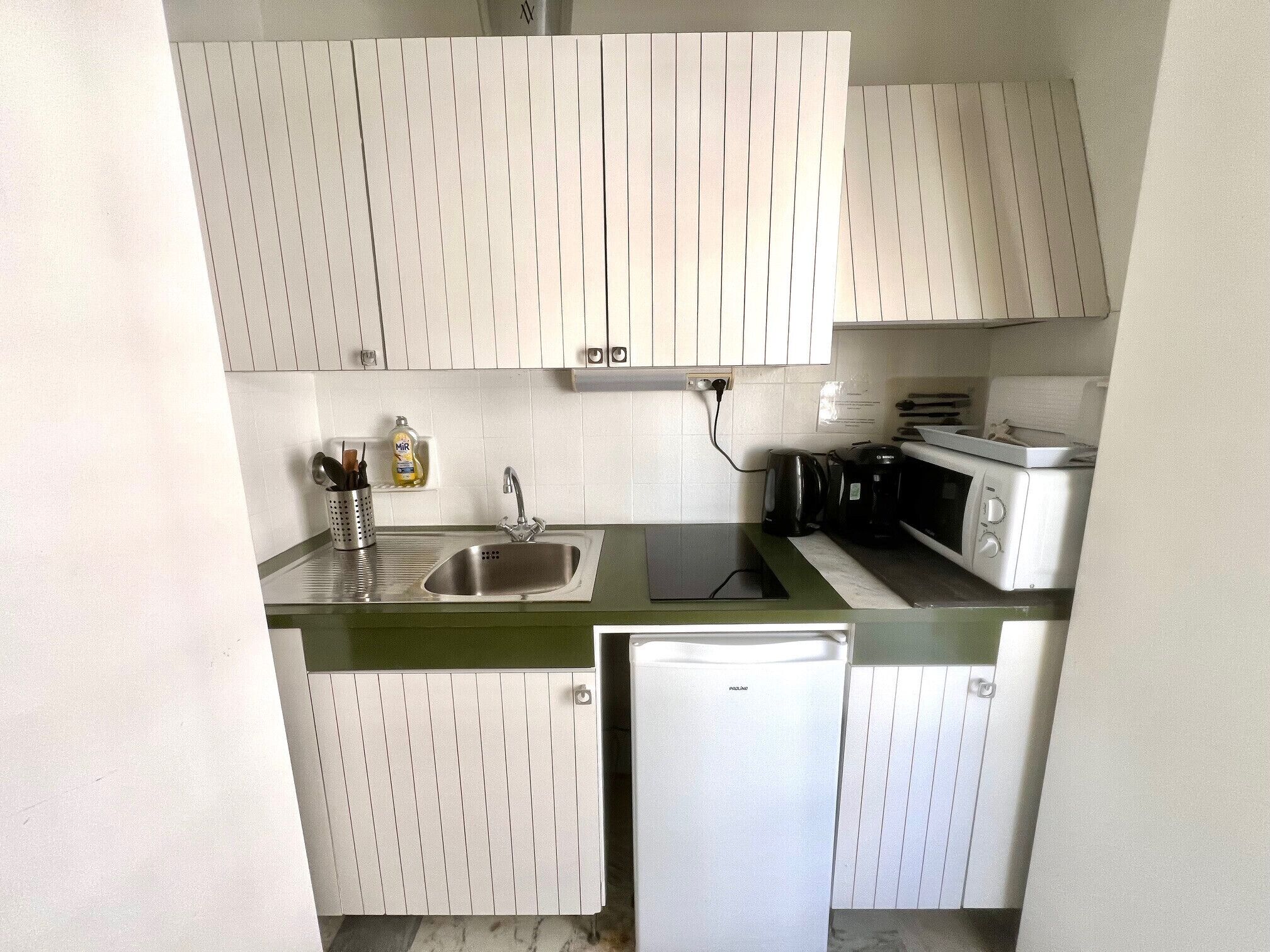 Refrigerador, microondas, parrilla de estufa y cafetera y tetera 