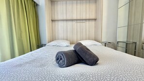Tabla de planchar con plancha, wifi gratis y ropa de cama 