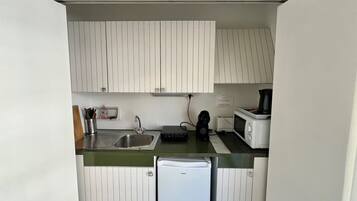 Kjøleskap, mikrobølgeovn, kokeplater og kaffetrakter/tekoker