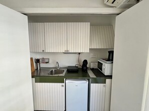 Jääkaappi, mikroaaltouuni, liesi, kahvin-/teenkeitin