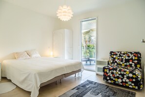 1 slaapkamer, een strijkplank/strijkijzer, wifi, beddengoed