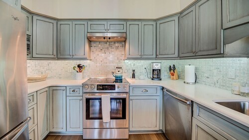 Cozy Oceanview Villa just steps from beach and pool