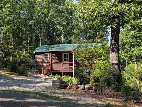 Cozy cabin for 2 w/ great mt views & walking trails!