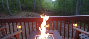 Cozy cabin for 2 w/ great mt views & walking trails!