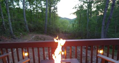 Cozy cabin for 2 w/ great mt views & walking trails!