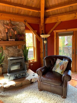Smart TV, fireplace, video games, books - RUSTIC yet ELEGANT!  TALL TIMBERS LODGE in the Thousand Islands  (Cape Vincent)