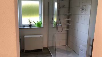 Apartemen | Kamar mandi | Shower, pengering rambut, dan handuk