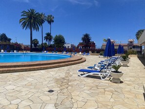 Een buitenzwembad en een verwarmd zwembad