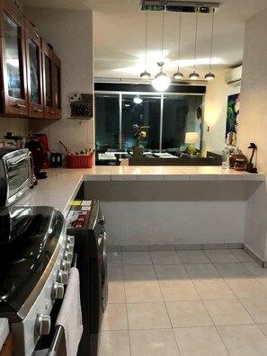 Fridge, microwave, oven, coffee/tea maker - Casa Moninos (Mérida)