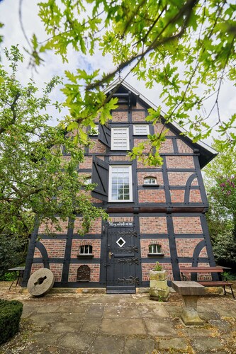 Apartment in historic Spieker on cycling / hiking routes, golf course, forest location close to A 30, 