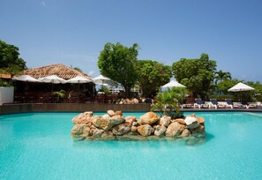 Piscine couverte, piscine extérieure