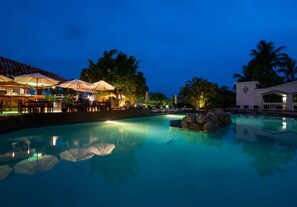 Piscine couverte, piscine extérieure