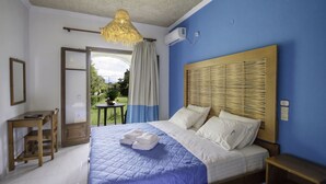 Une chambre à coucher avec un lit, une table de chevet en bois, un bureau et une chaise.