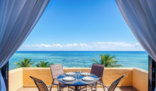 Penthouse perfection! Spectacular view of the ocean, perfect for a couple!