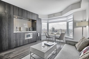 TV - Elegant One-Bedroom in the Heart of Yorkville (Toronto)