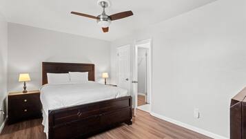 House, 1 Queen Bed with Sofa bed (5218 Beach Dr A) | Exterior