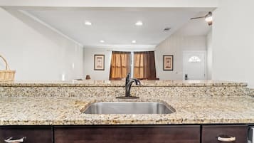 ํ์ฐ์ค, ํธ์ฌ์ด์ฆ์นจ๋ 1๊ฐ ๋ฐ ์ํ๋ฒ ๋ (5218 Beach Dr A) | ์ธ๊ด