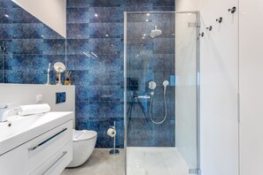 Douche, sèche-cheveux, serviettes fournies, savon