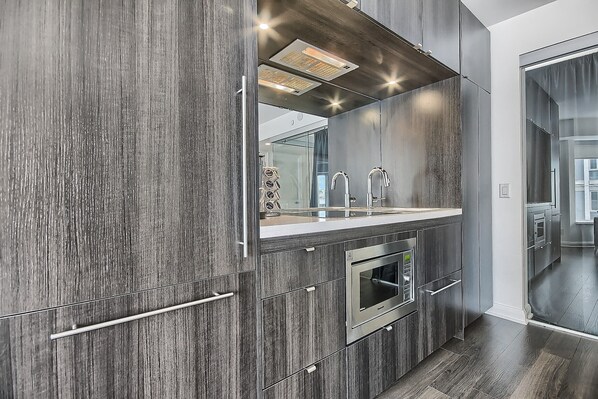 Réfrigérateur, micro-ondes, lave-vaisselle, cafetière/bouilloire