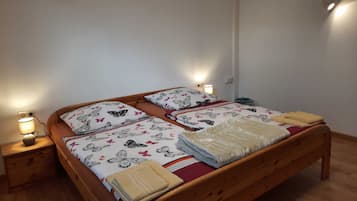 1 bedroom, desk, WiFi, bed sheets