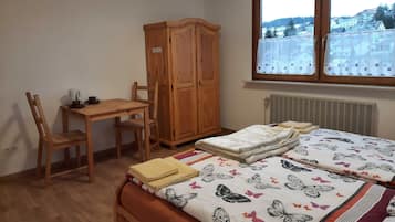 1 bedroom, desk, WiFi, bed sheets