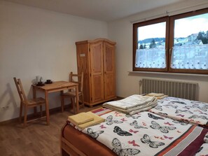 1 quarto, escrivaninha, Wi-Fi, roupa de cama