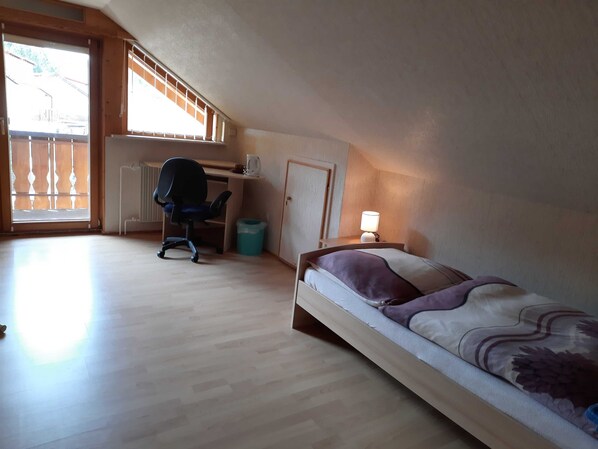 1 bedroom, desk, WiFi, bed sheets - Single room 10 - Haus Waldeck (Furtwangen im Schwarzwald)