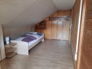 1 bedroom, desk, WiFi, bed sheets - Single room 10 - Haus Waldeck (Furtwangen im Schwarzwald)