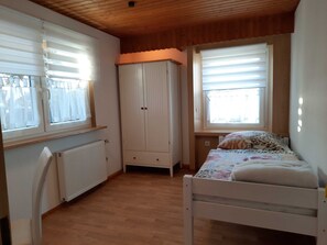 Unclassified image, 5 of 13, button - Single room 1 - Haus Waldeck (Furtwangen im Schwarzwald)