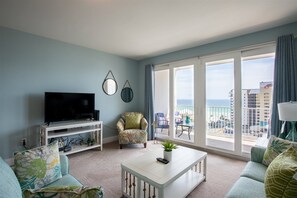 Hus (Laketown Wharf 810) | Vardagsrum | Platt-tv
