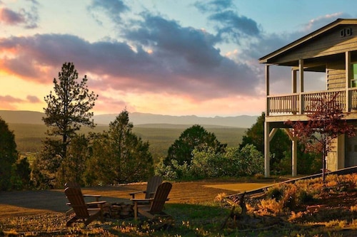 Amazing Views, Large Home, Perfect Family Getaway!