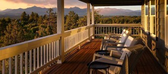 Amazing Views, Large Home, Perfect Family Getaway!