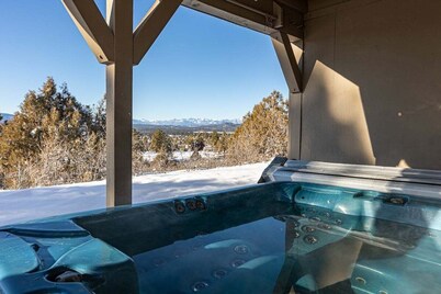 Amazing Views, Large Home, Perfect Family Getaway!