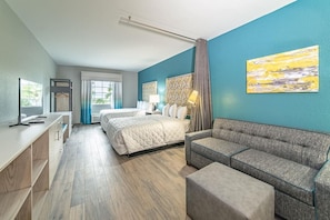 Modern Queen Hotel Suite image 2