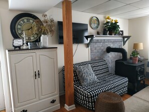 Smart TV, books - Newly renovated entire guest suite in Orange County. (Orange)