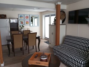 Smart TV, books - Newly renovated entire guest suite in Orange County. (Orange)