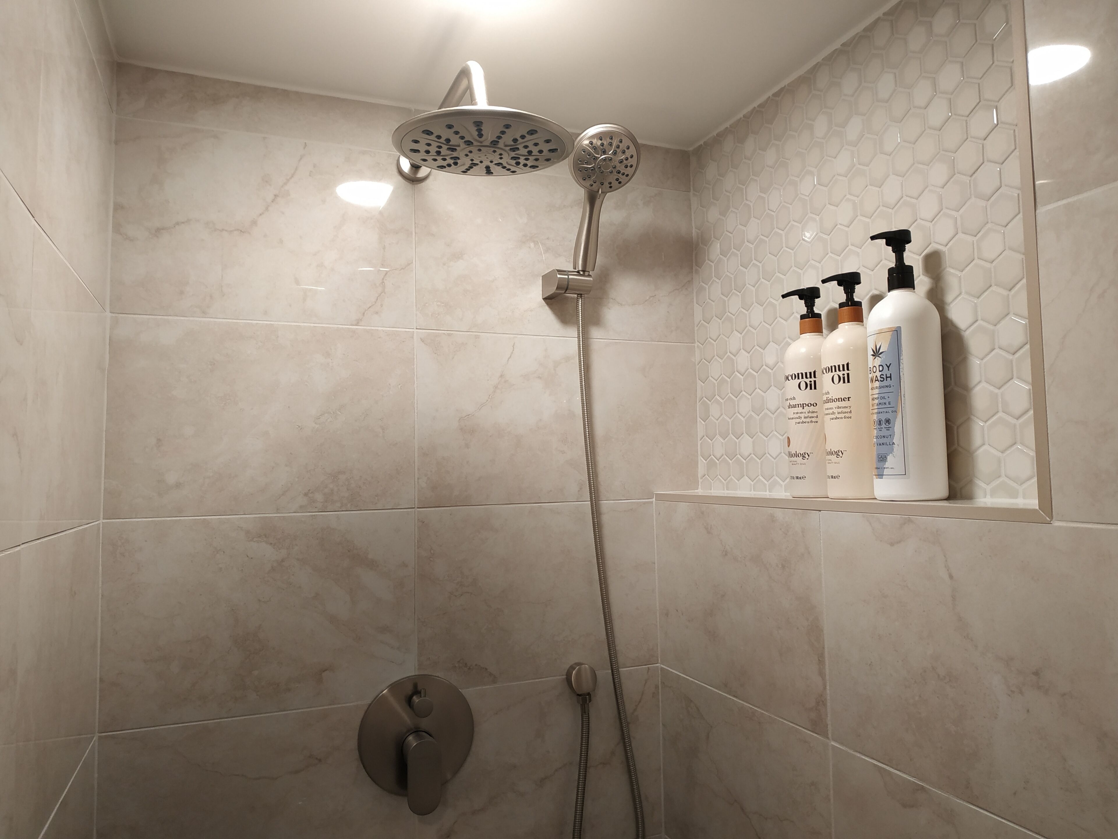 Séchoir à cheveux, serviettes fournies, savon, shampooing