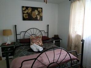 1 dormitori, planxa i posts de planxar, wifi i roba de llit 