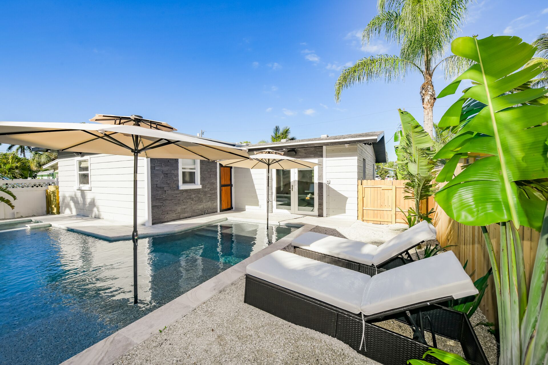 Perfect summer vacation home! Close to Bean Point, great pool!