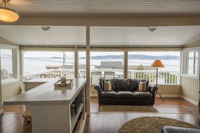 Gorgeous Puget Sound Views w/Huge Deck & Sunsets