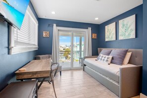 Téléviseur connecté, table de ping-pong, bureau