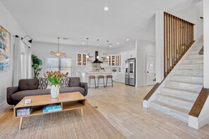 Smart TV, mesa de ping pong, oficina