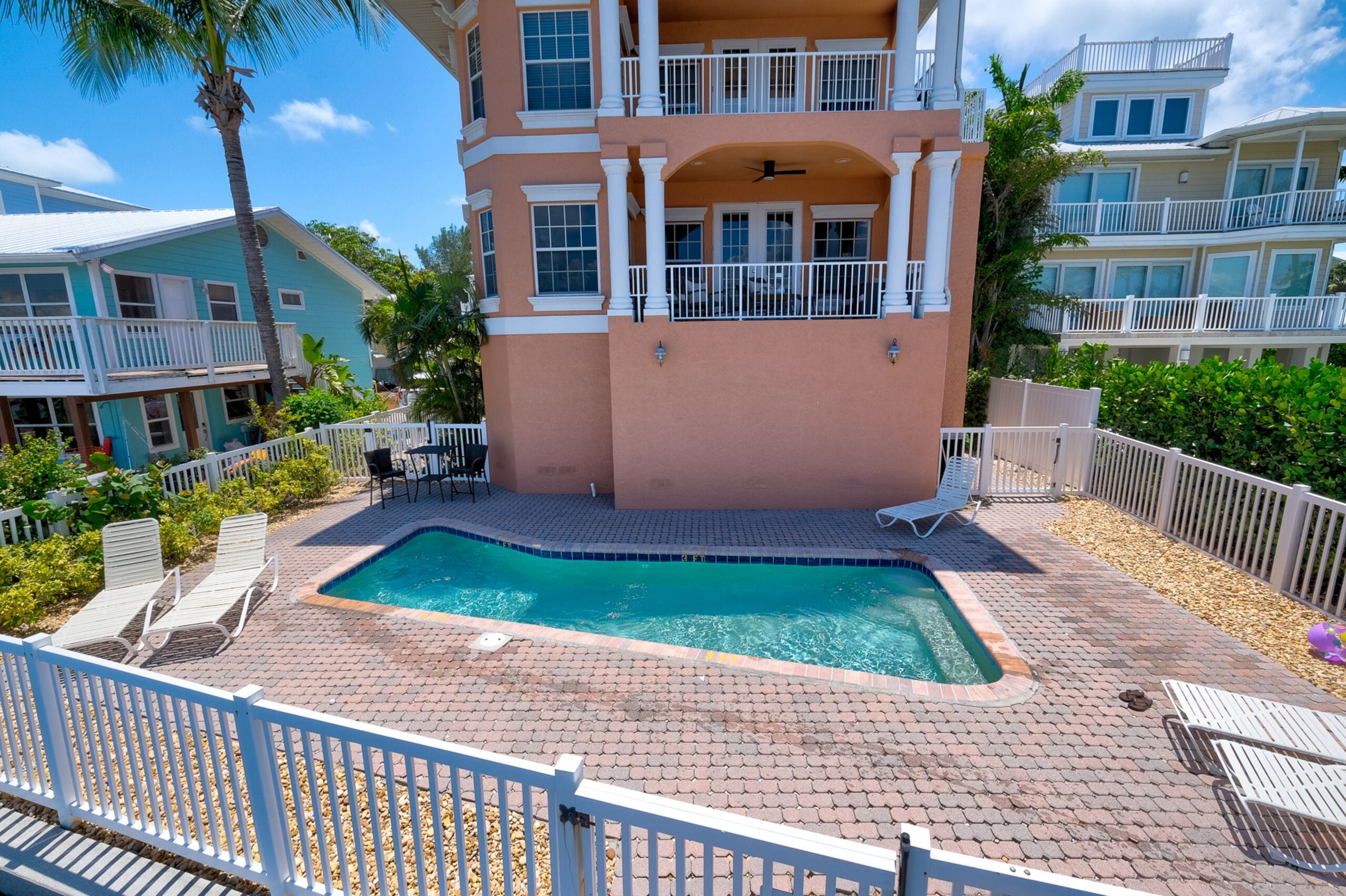 Et oppvarmet basseng og solsenger