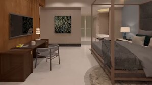 Ett modernt hotellrum med ett skrivbord i trä, en stol, en säng med himmelssäng, ett stort konstverk på väggen och en rund matta.