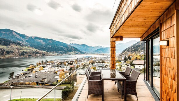 Een balkon met uitzicht op een stad en bergen.