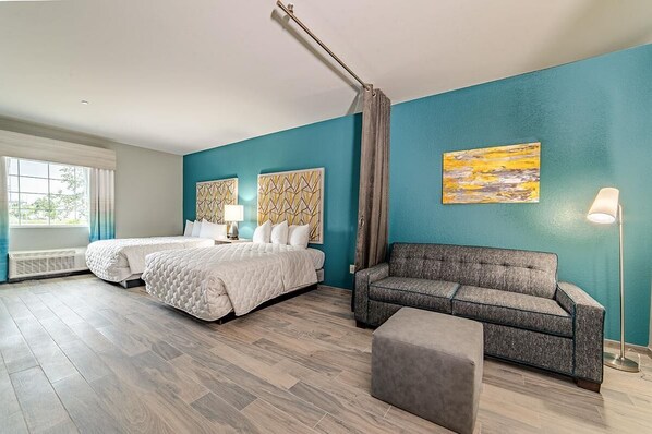 Desk, Internet, bed sheets - Modern Queen ADA Hotel Suite (Everglades City)