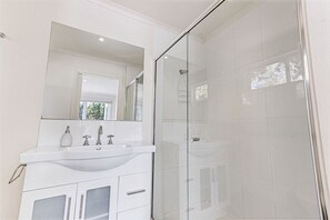 Een douche, handdoeken