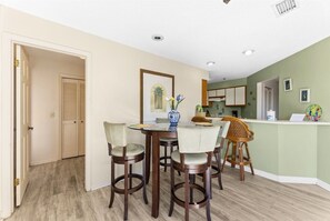 Condo, 1 cama Queen e sofá-cama (1302B St Thomas Square) | Fachada
