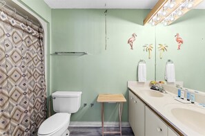 Condo, 1 grand lit et 1 canapé-lit (1302B St Thomas Square) | Salle de bain