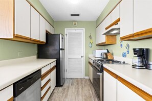 Condo, 1 grand lit et 1 canapé-lit (1302B St Thomas Square) | Cuisine privée